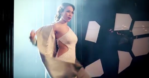 Mỹ Tâm lột phăng áo gợi cảm khiến nhiều người bất ngờ