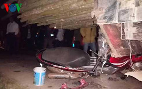 Húc vào đuôi xe tải đang dừng, 3 anh em nguy kịch