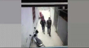 Clip: Đôi tình nhân nắm tay nhau đi trộm xe bị đuổi đánh chạy trối chết