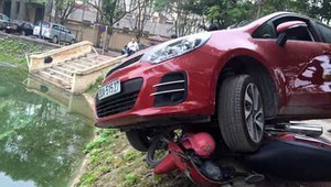 Nữ tài xế nhầm chân ga, ôtô chơi vơi bên mép hồ