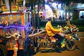 Xe rác chở đầy không khí Giáng sinh