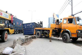 Thùng container rơi trên quốc lộ, dân vứt xe tháo chạy thục mạng