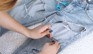 Mách bạn cách tạo kiểu cho quần jean trông thật cá tính