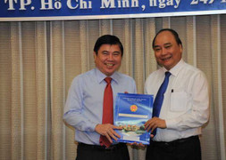 Ông Nguyễn Thành Phong nhận quyết định làm Chủ tịch TP.HCM