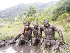 Kỳ lạ làng 'người rừng' bôi phân trâu lên người ở Tây Nguyên