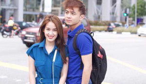 Cảm động với clip Văn Anh đệm đàn cho Tú Vi hát 'Để gió cuốn đi'