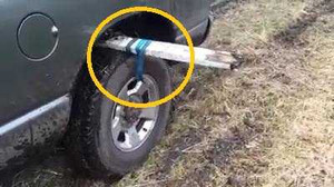 Clip: Mẹo đơn giản giúp ôtô thoát vũng lầy dễ như ăn kẹo