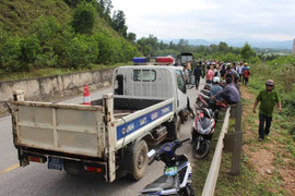 Lao vào đầu xe tải, 2 phụ nữ chết thảm