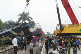 Đầu tàu lăn lóc giữa đường ray, tay cẩu 100 tấn 'bất lực'