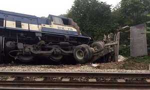 Tàu hoả đâm xe tải văng xa, đầu tàu lật nghiêng khỏi đường sắt
