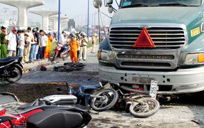 Ảnh: Hiện trường thảm khốc xe bồn cán nát hàng loạt xe máy chờ đèn đỏ