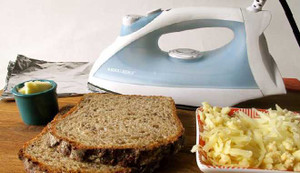 'Độc chiêu' làm bánh mì phô mai nướng bằng bàn ủi