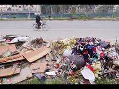 Rác thải ‘chèn ép’ tuyến đường nghìn tỷ ở Thủ đô