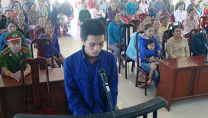 Mượn tiền không được, nghịch tử đánh mẹ, chém em trọng thương