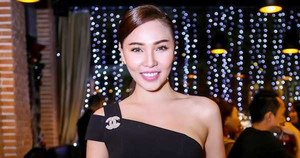 Quỳnh Thư diện đầm lệch vai khoe vòng một sexy