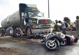 Xe bồn tông văng hàng loạt xe máy, cửa ngõ Sài Gòn kẹt cứng