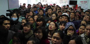 Video: Thiếu vắc-xin, hàng trăm người la ó, truy vấn lãnh đạo bệnh viện