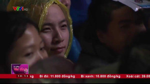 Clip: Vật vã xếp hàng trong giá rét chờ tiêm văcxin cho con