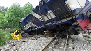 Clip: Chết máy giữa đường, xe tải bị tàu hỏa đâm nát