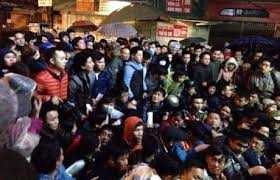 Video: Trắng đêm canh vắc-xin dịch vụ