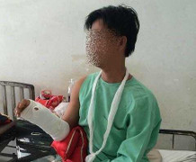 Mắc đèn trang trí Giáng sinh bị điện giật rơi xuống đất