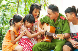 Thầy giáo điển trai, tài năng được yêu mến