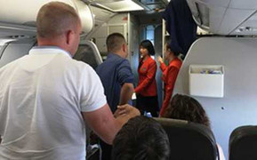 Sân bay Tân Sân Nhất 'tắc đường', máy bay Jetstar phải đáp xuống Cần Thơ