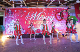 Học sinh tiểu học nhảy dân vũ đón Giáng sinh