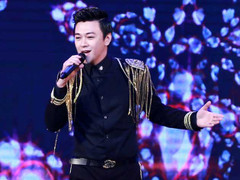 Phan Anh diện đồ cầu kỳ, đi giày trang trí vàng 18k lên sân khấu