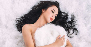 Vũ Ngọc Anh táo bạo hoá thân thành bà chúa tuyết sexy