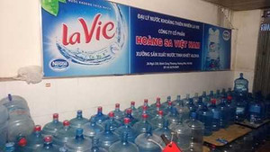 Hoảng hồn dây chuyền sản xuất nước Lavie giả bị phanh phui