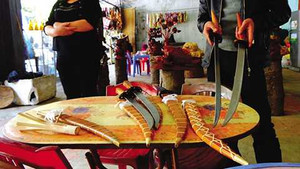 Phát hiện thuốc kích dục, súng điện trong cửa hàng bách hóa