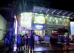 Nghẹt thở giải cứu 5 người bị kẹt trong đám cháy lớn ở TP.HCM