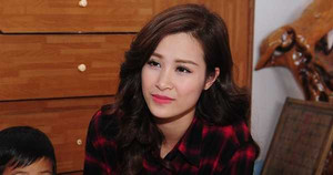 Đông Nhi xúc động trao tặng nhà 1,5 tỷ đồng cho cô giáo dân tộc