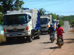 Không chịu nổi hôi thối, dân tập trung lại chặn xe chở rác