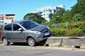 Nữ tài xế mất kiểm soát, ô tô bay lên dải phân cách