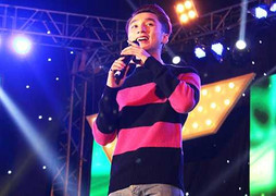 Hàng nghìn sinh viên chen lấn, xô đẩy xem Sơn Tùng M-TP biểu diễn