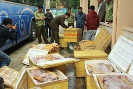 Bắt quả tang xe khách chở cả tấn thịt bốc mùi thối nồng nặc