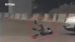 Clip: Nằm lăn ra đường ăn vạ tai nạn, suýt bỏ mạng dưới gầm xe tải