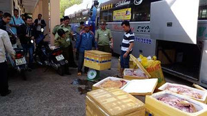 Liên tục bắt quả tang xe khách chở thịt bốc mùi thối nồng nặc