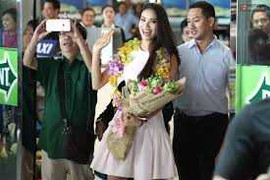 Phạm Hương xúc động ngày về