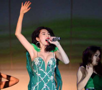 Ca sĩ Thủy Tiên trần tình về bộ đồ phản cảm giống áo bơi