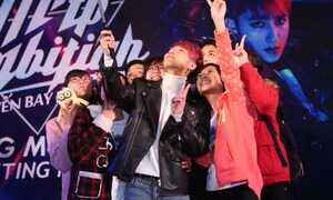 Sơn Tùng M-TP nhí nhảnh 'tự sướng' cùng fan khi về Thái Bình