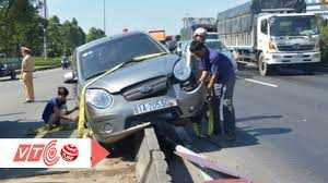 Mất lái, nữ tài xế đâm thẳng dải phân cách