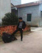 Clip: Không có tiền ăn chơi, cháu trai đánh bà lê lết trên đường gây phẫn nộ