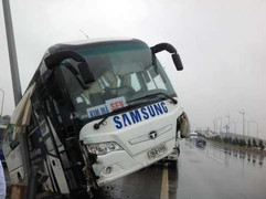 Xe khách 60 chỗ lật nghiêng trên đường Nội Bài - Nhật Tân