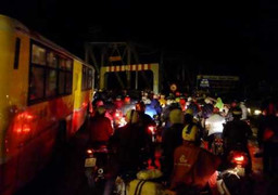 Hà Nội: Xe cứu hộ chết máy, cầu Đuống ùn tắc nghiêm trọng