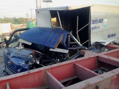 Xe tải húc đuôi container, tài xế mắc kẹt trong cabin bẹp dúm