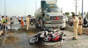 TP.HCM: CSGT lên tiếng vụ xe bồn húc hàng loạt xe máy tại cầu Rạch Chiếc