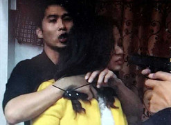 Hung hãn lao vào bệnh viện kề dao uy hiếp nữ bác sĩ